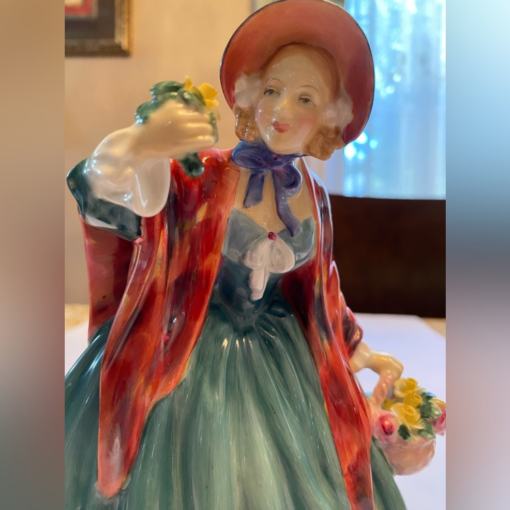 Royal Doulton Lady Charming Porcelain Figurine Vintage - Picture 4 of 13